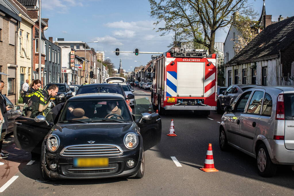 Gewonde, aanhouding en schade na kop-staartbotsing