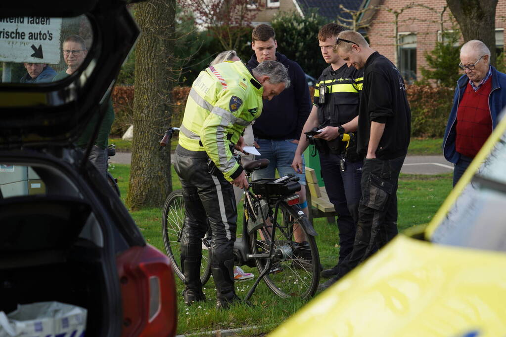 Meisje op fiets aangereden door auto