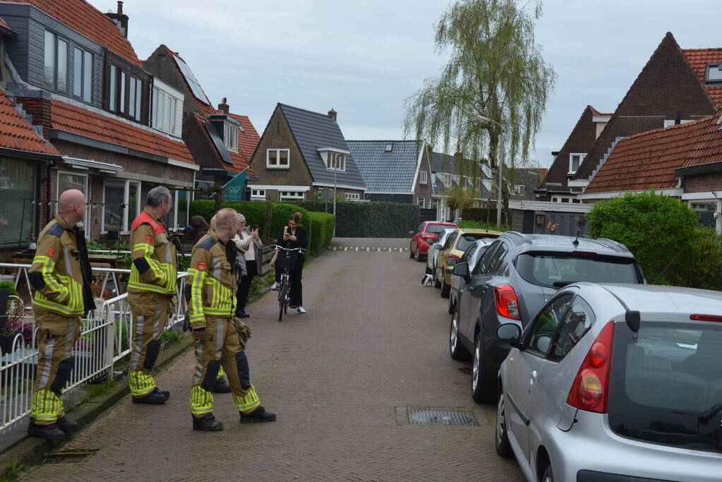 Brandweer redt kat Jessy van dak