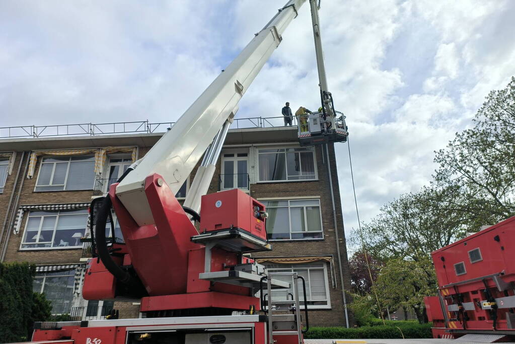 Brand op dak van flatgebouw