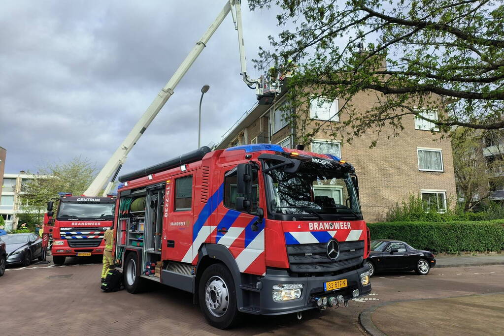 Brand op dak van flatgebouw