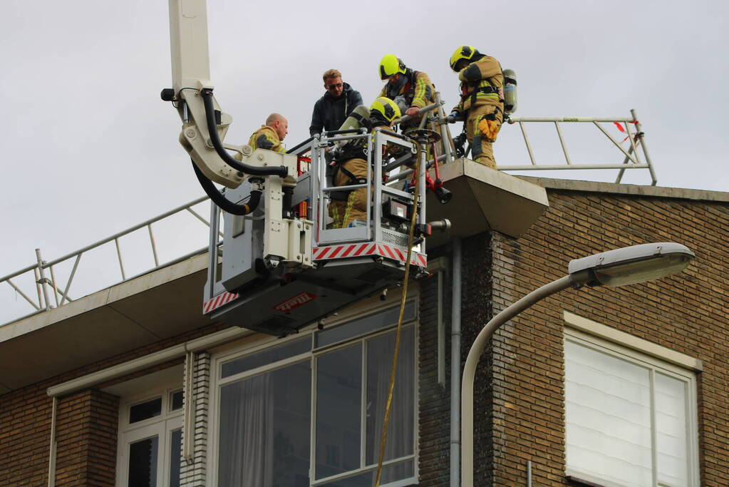 Brand op dak van flatgebouw