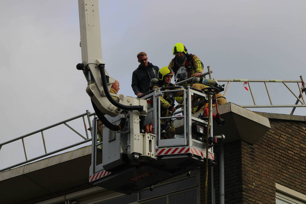 Brand op dak van flatgebouw