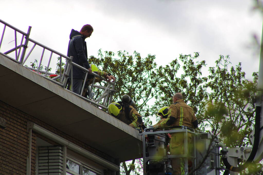 Brand op dak van flatgebouw