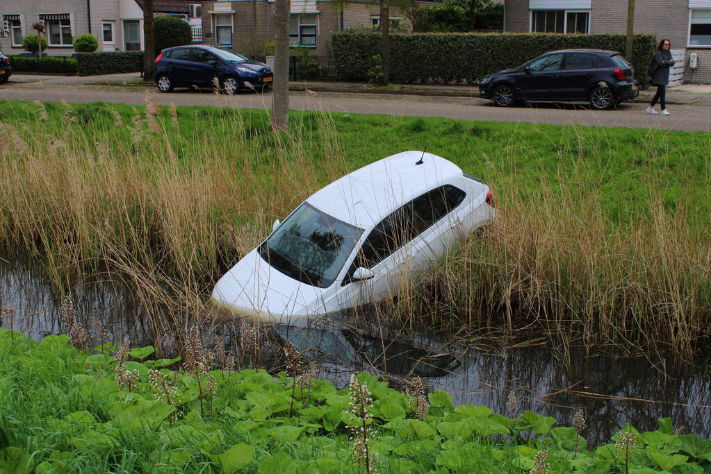 Auto belandt in sloot