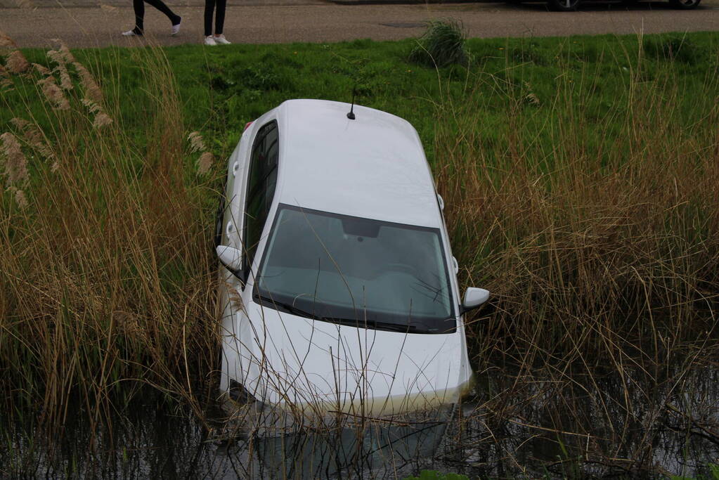 Auto belandt in sloot