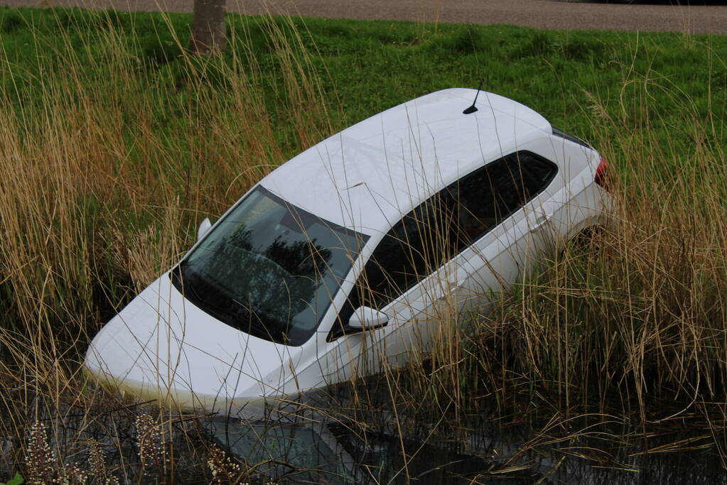 Auto belandt in sloot