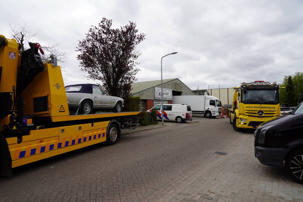 Dure gloednieuwe sportwagens in beslag genomen bij FIOD-inval