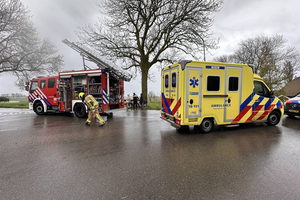 Bestelbus rijdt van dijk af