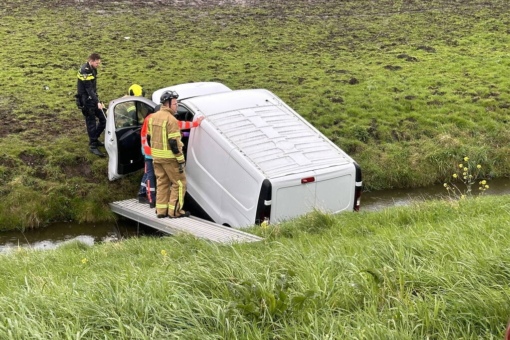 Bestelbus rijdt van dijk af