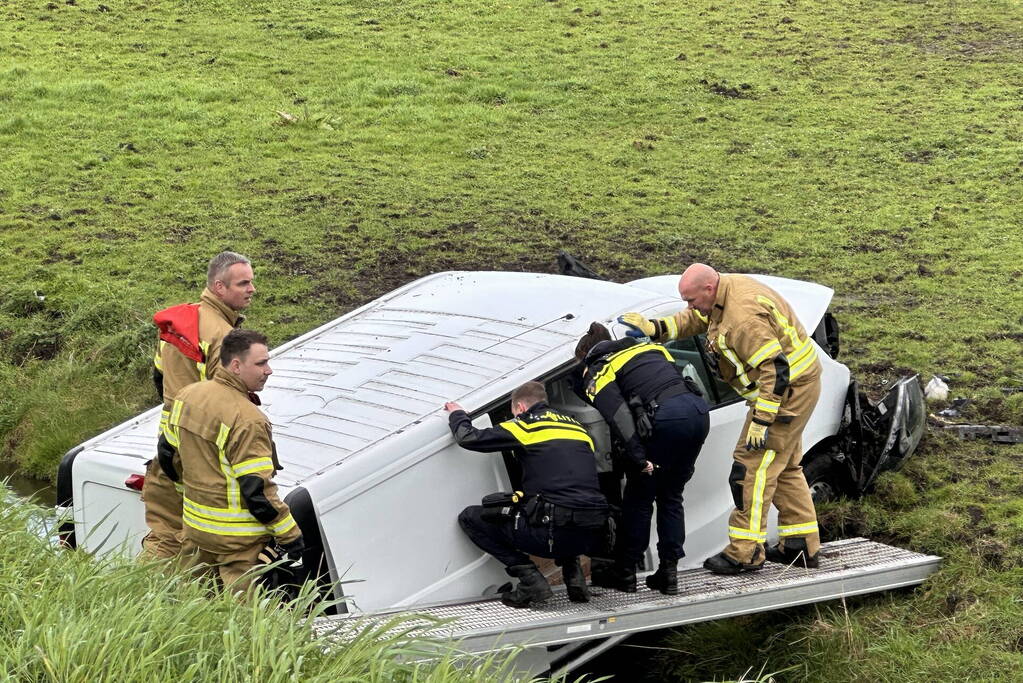 Bestelbus rijdt van dijk af