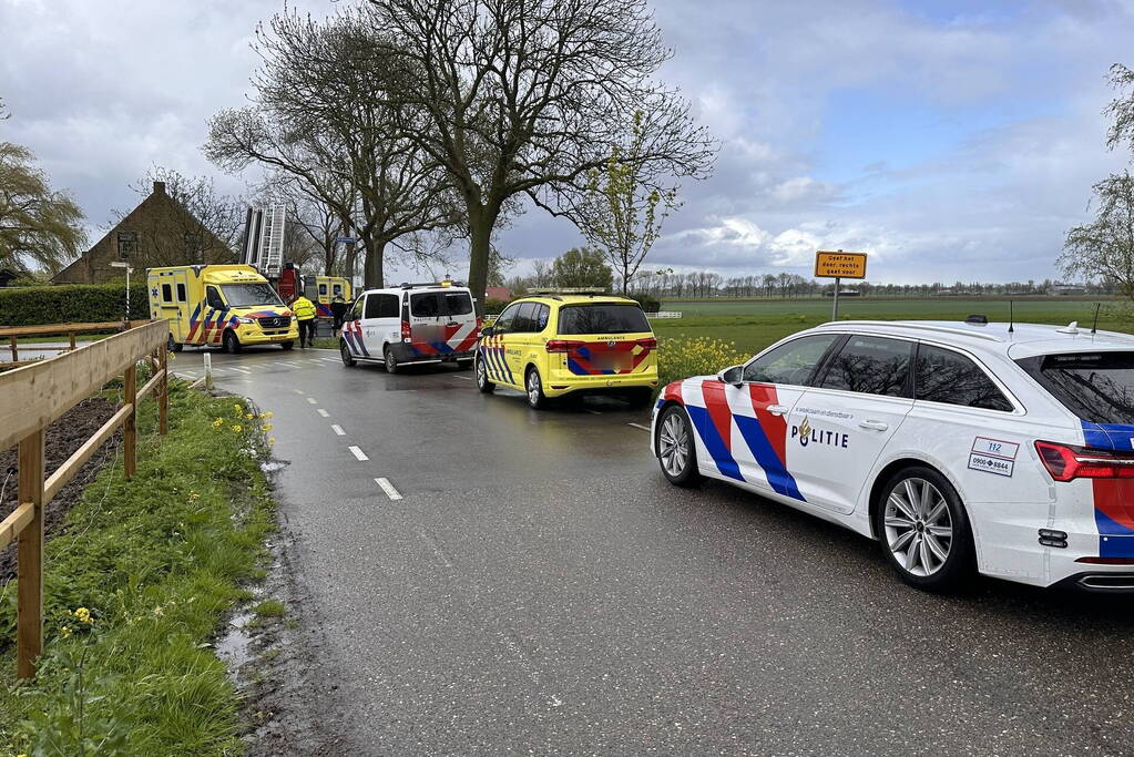 Bestelbus rijdt van dijk af