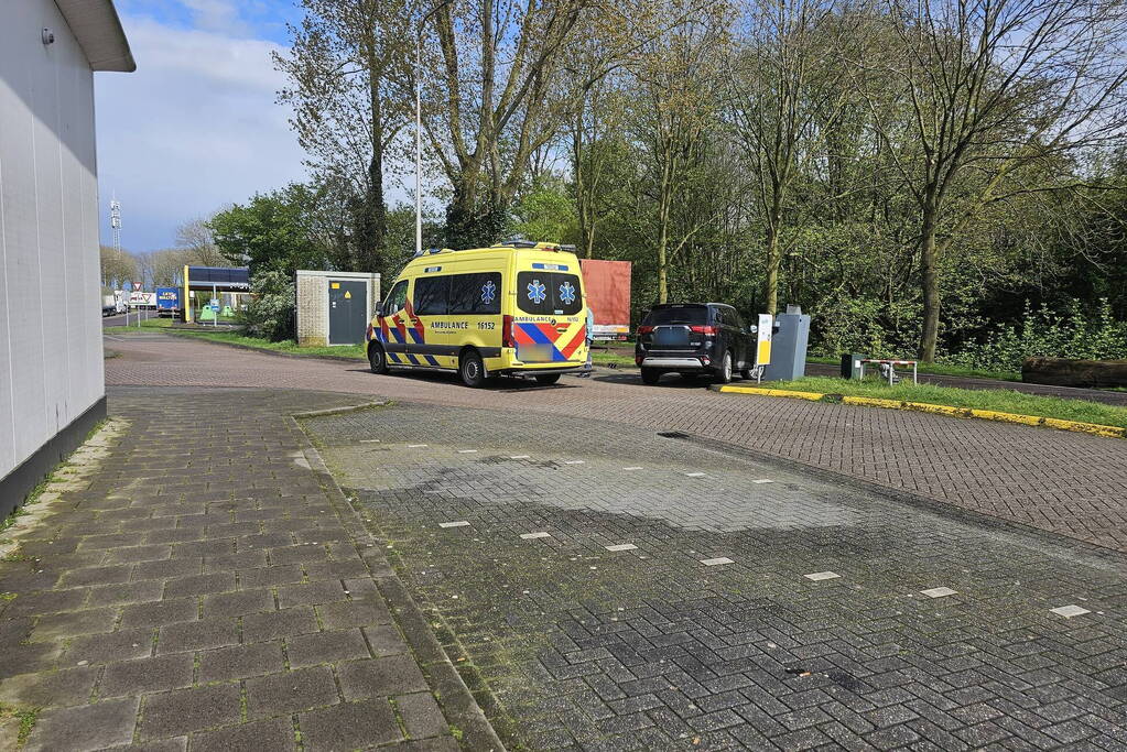 Taxi botst op paal bij benzinestation