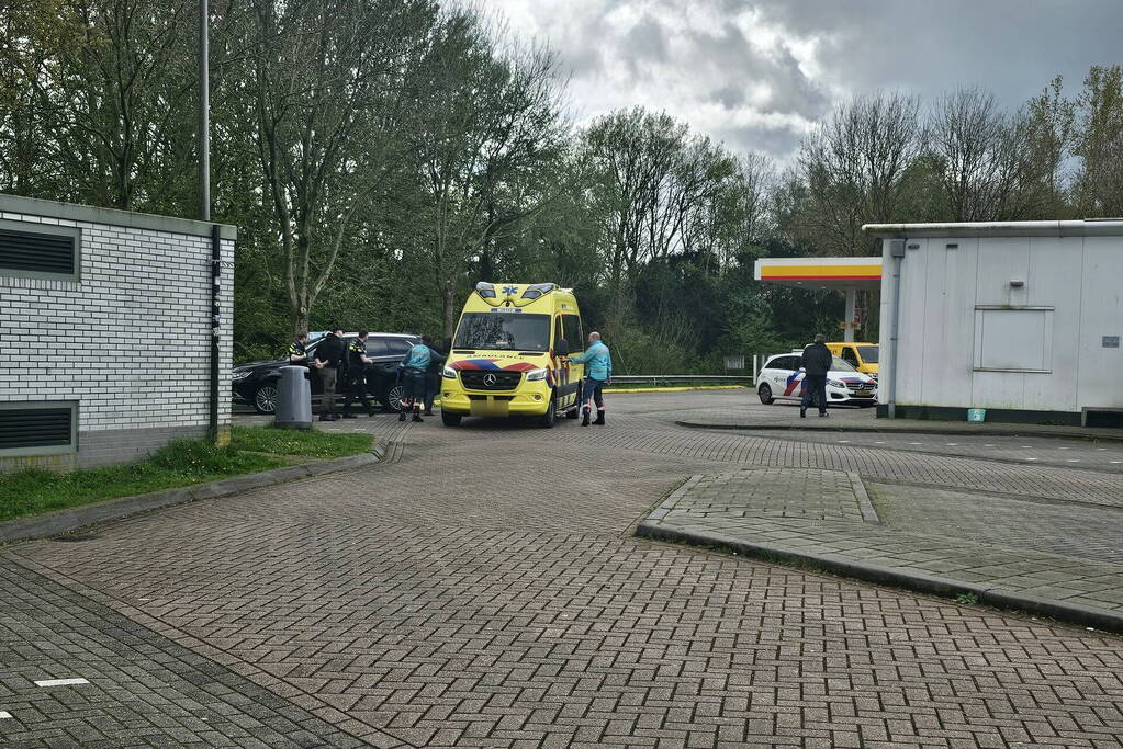 Taxi botst op paal bij benzinestation