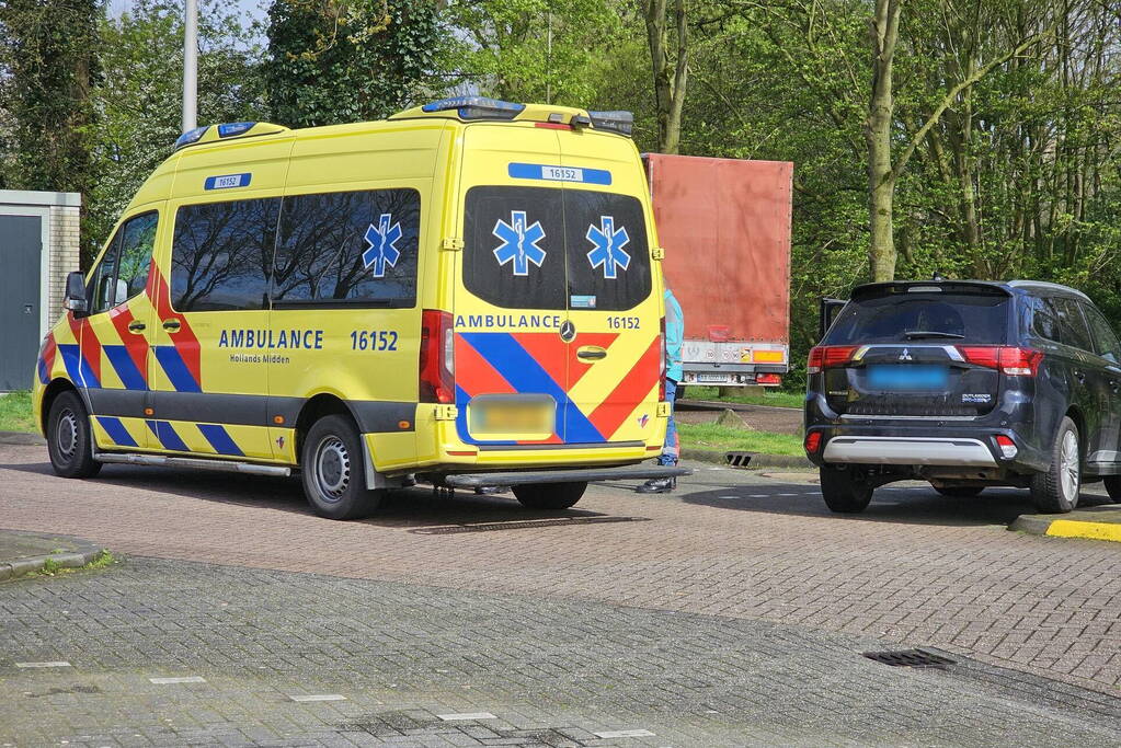 Taxi botst op paal bij benzinestation