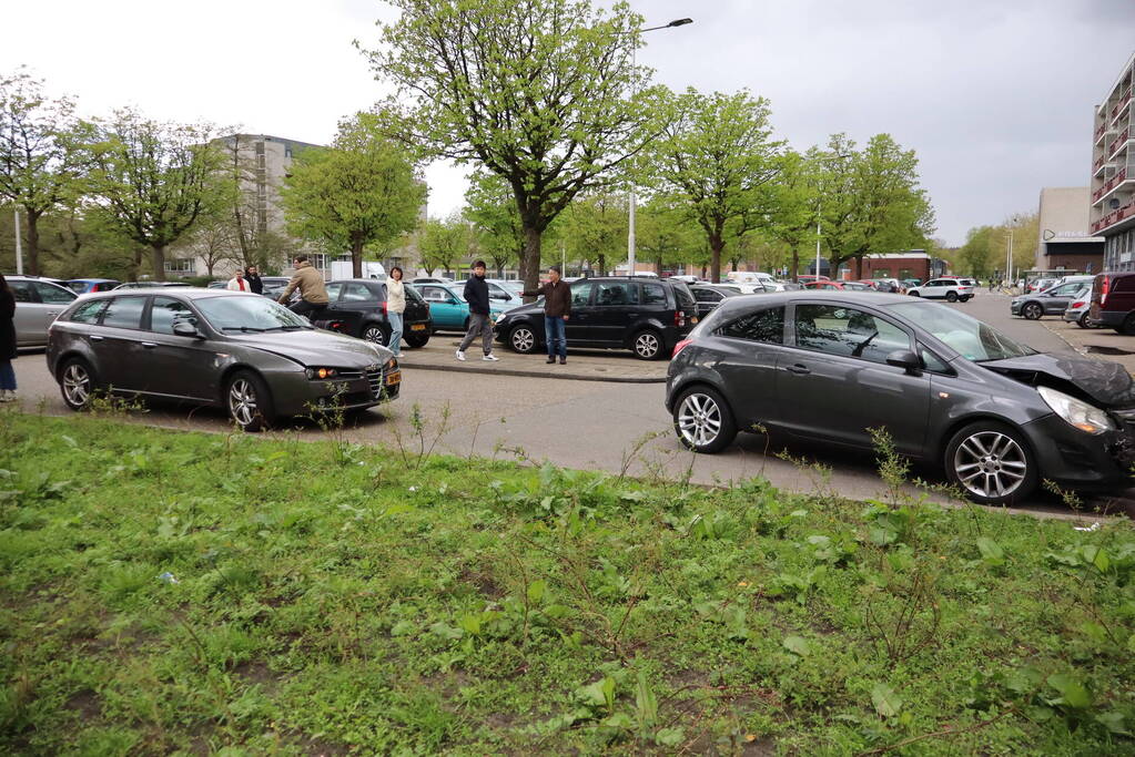 Flinke schade en lekkage na kop-staart botsing