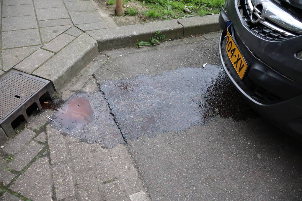 Flinke schade en lekkage na kop-staart botsing