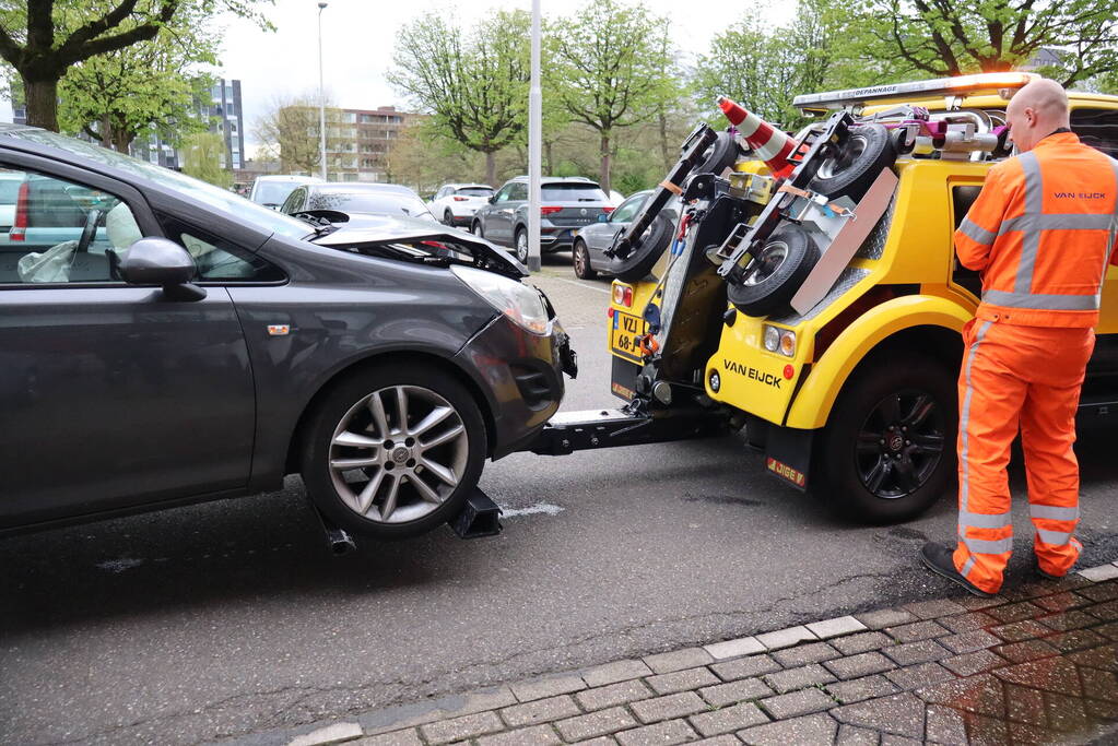 Flinke schade en lekkage na kop-staart botsing