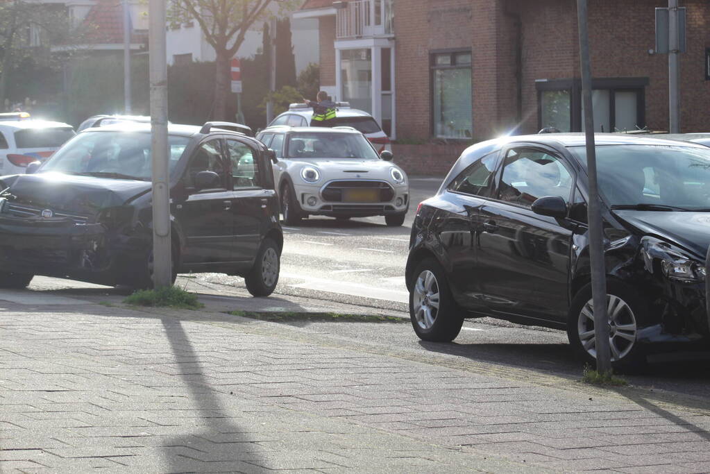 Veel schade na botsing tussen personenauto's