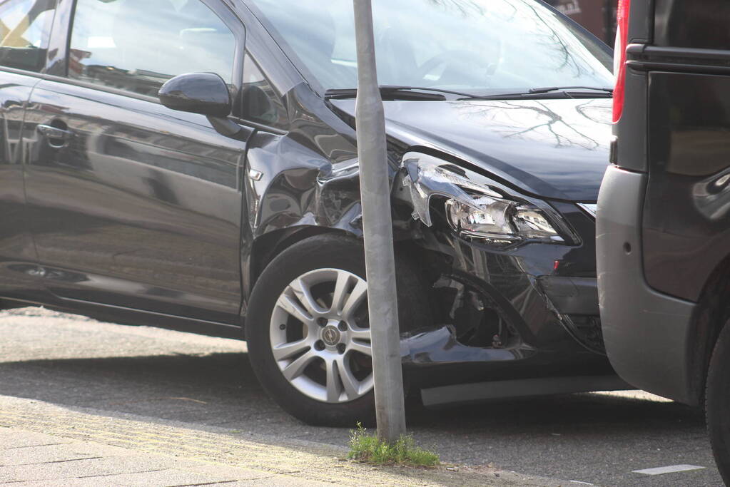 Veel schade na botsing tussen personenauto's