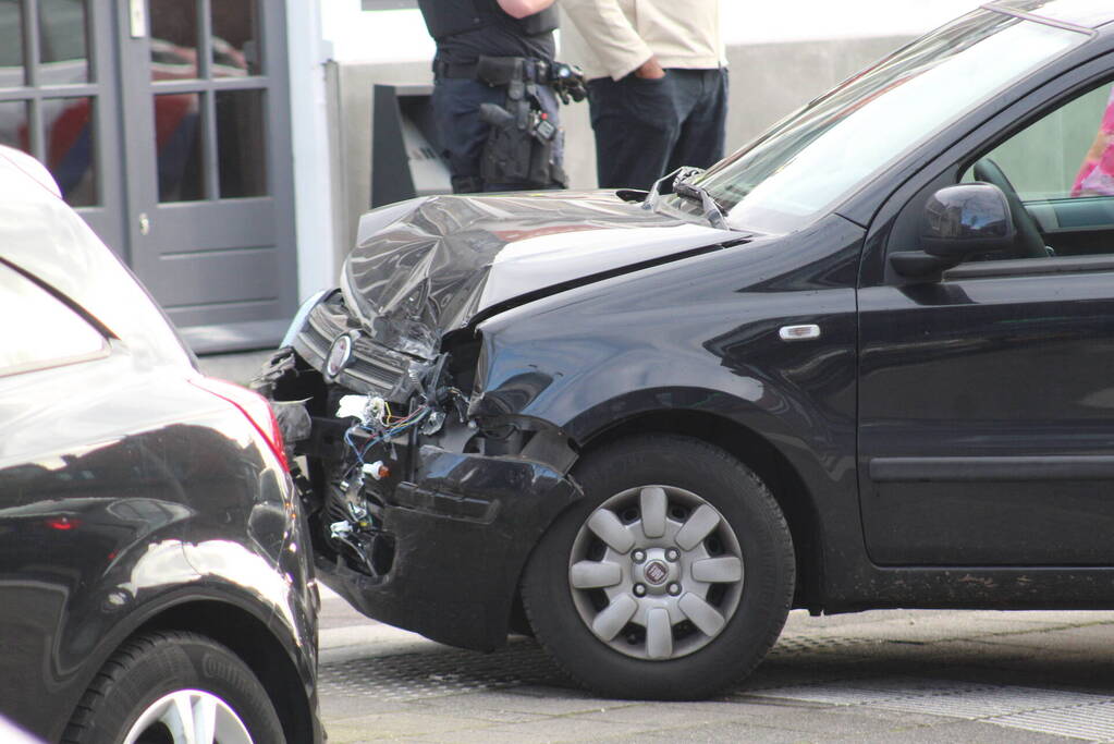 Veel schade na botsing tussen personenauto's