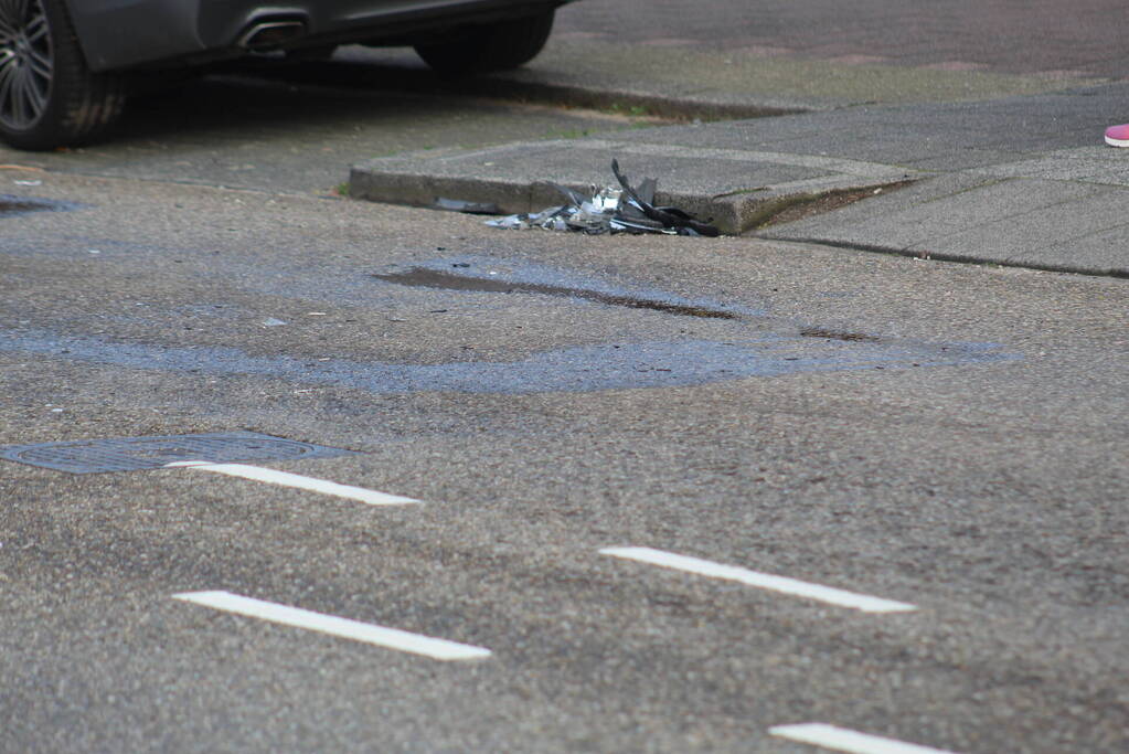 Veel schade na botsing tussen personenauto's