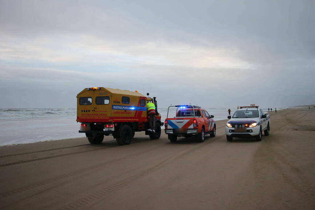 Grote zoekactie naar vermiste watersporter op ruwe zee