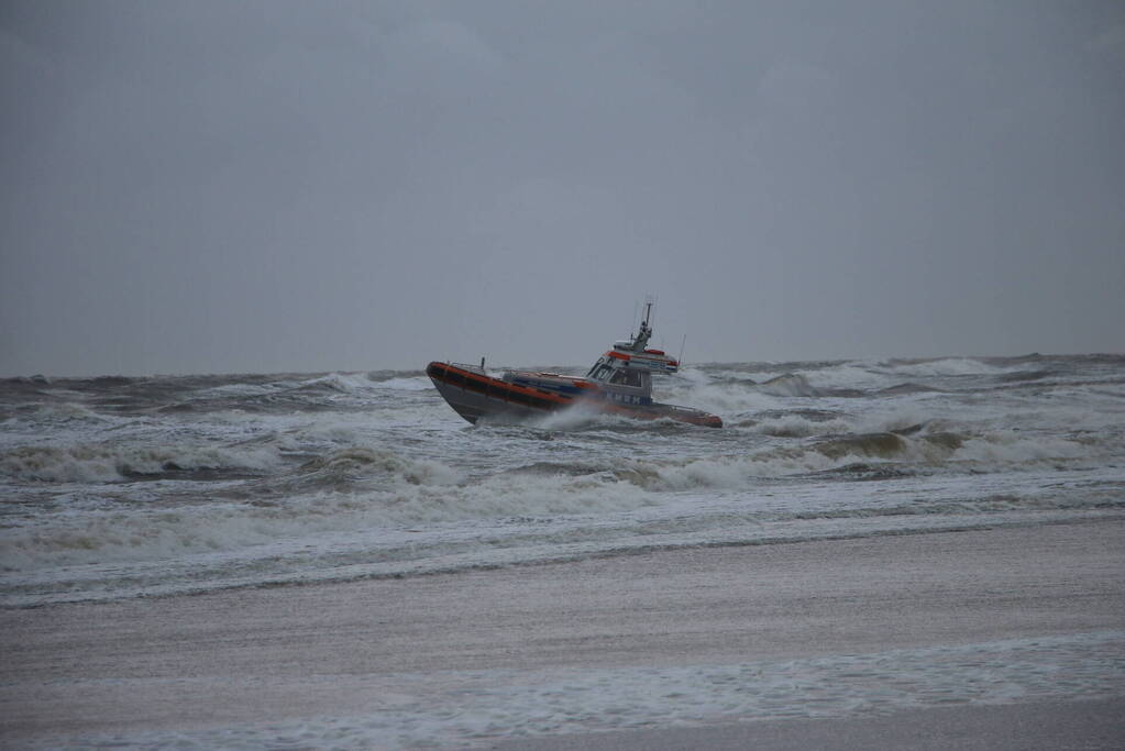 Grote zoekactie naar vermiste watersporter op ruwe zee