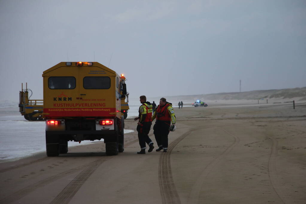 Grote zoekactie naar vermiste watersporter op ruwe zee