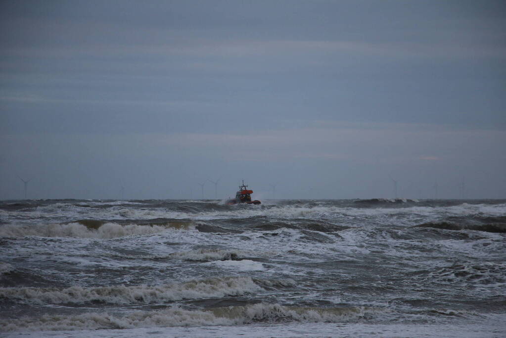 Grote zoekactie naar vermiste watersporter op ruwe zee