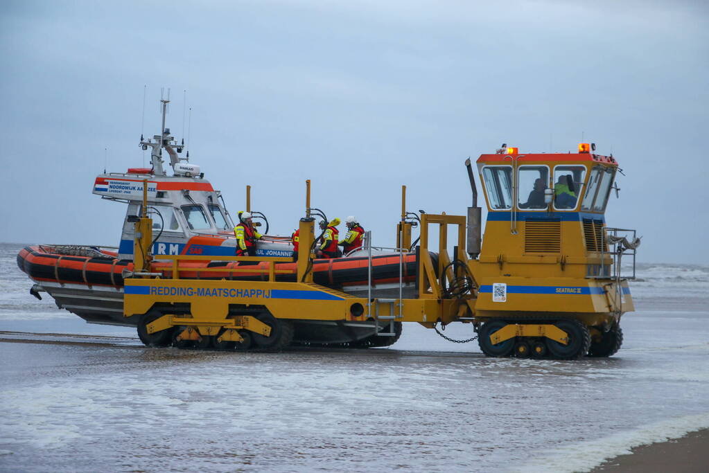 Grote zoekactie naar vermiste watersporter op ruwe zee