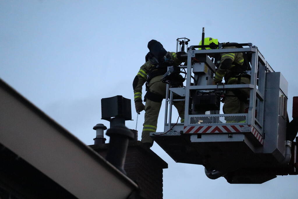 Brandweer veegt schoorsteen na schoorsteenbrand