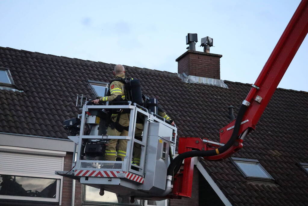 Brandweer veegt schoorsteen na schoorsteenbrand