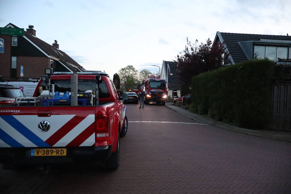 Brandweer veegt schoorsteen na schoorsteenbrand