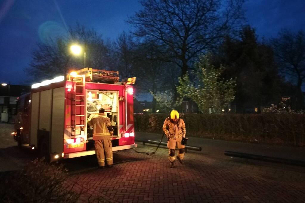 Brandende container geblust door brandweer