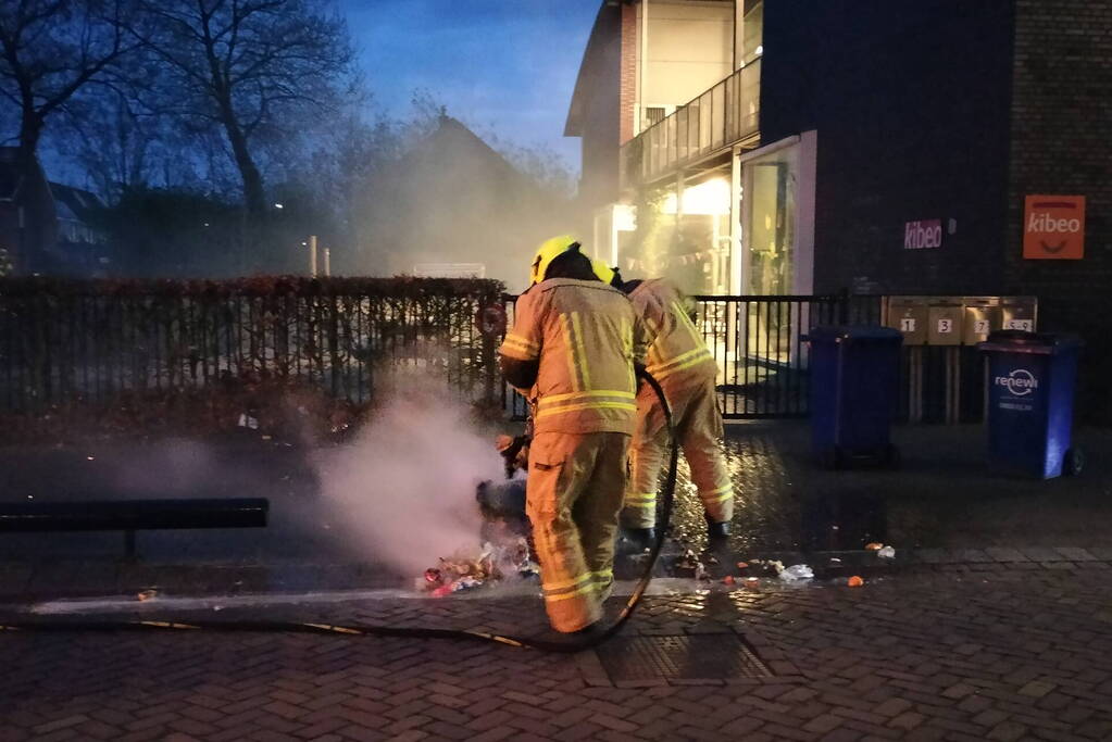 Brandende container geblust door brandweer