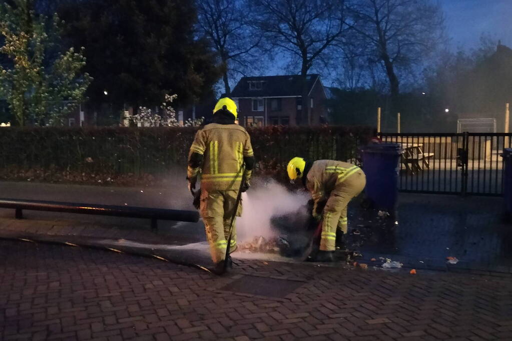 Brandende container geblust door brandweer