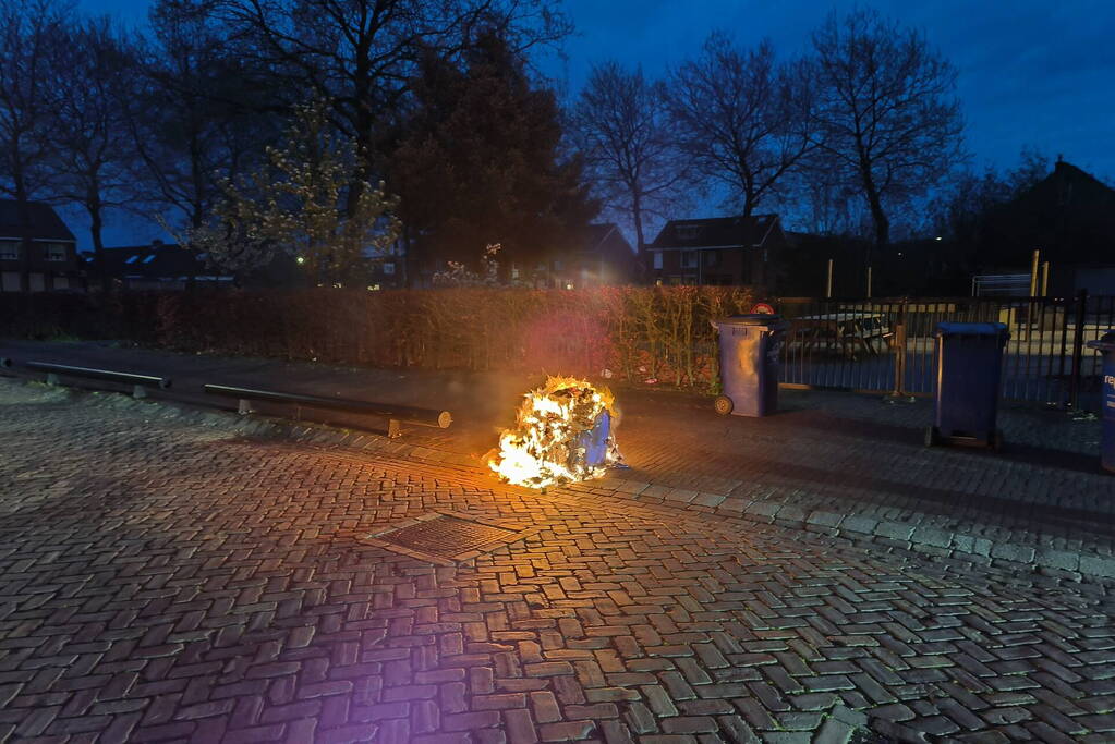 Brandende container geblust door brandweer