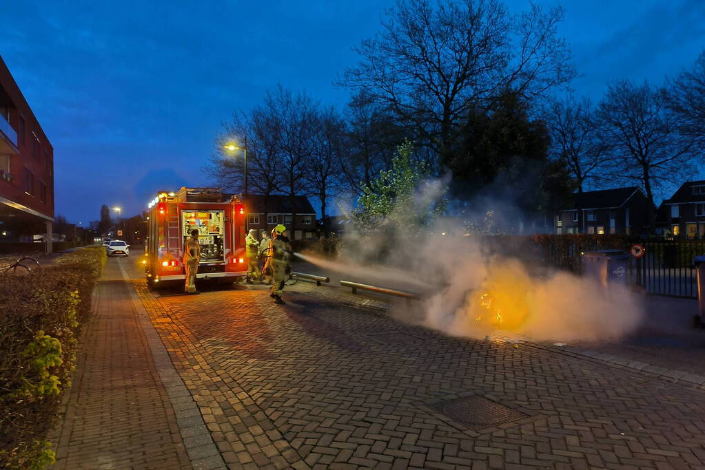 Brandende container geblust door brandweer