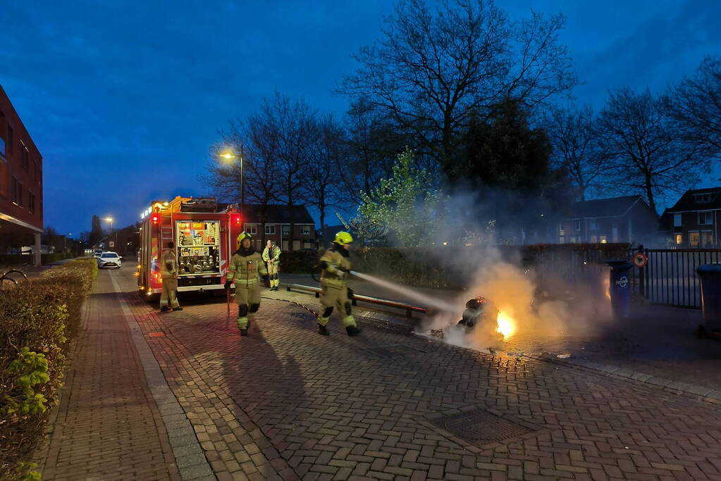 Brandende container geblust door brandweer