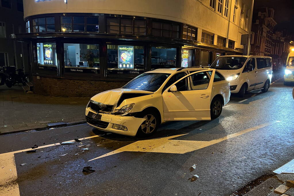 Automobilist klapt achterop stilstaande auto