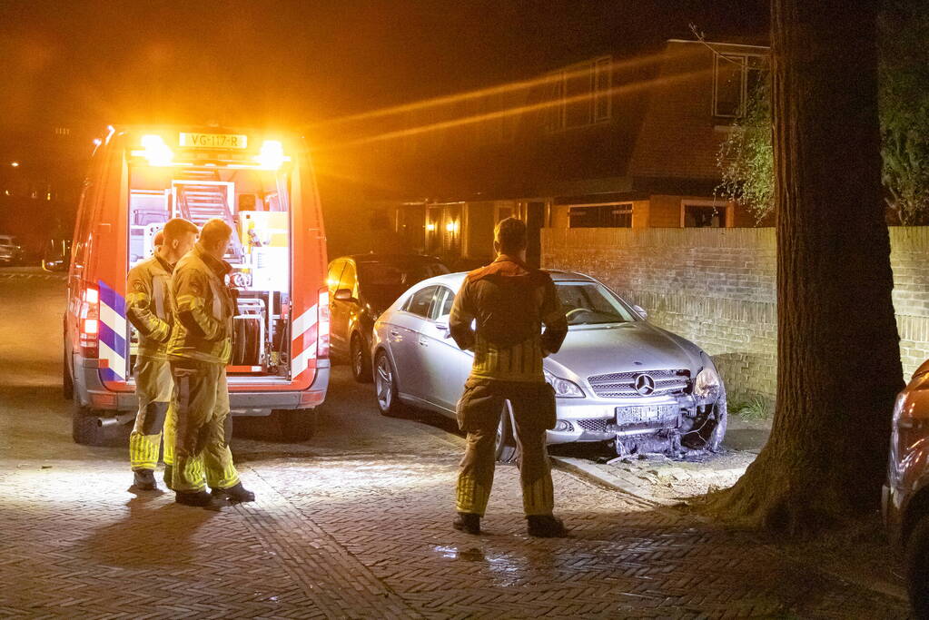 Auto aan de voorzijde beschadigd door brand