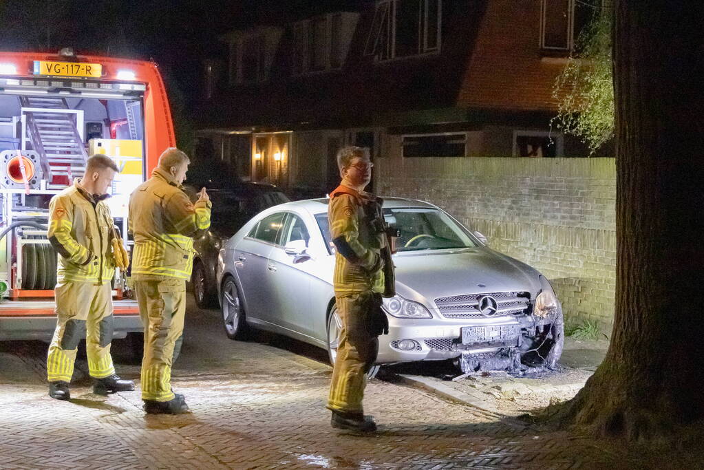 Auto aan de voorzijde beschadigd door brand