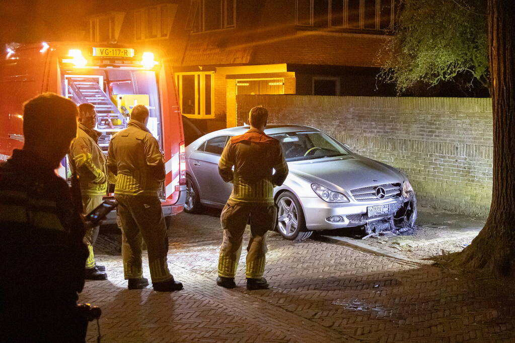 Auto aan de voorzijde beschadigd door brand