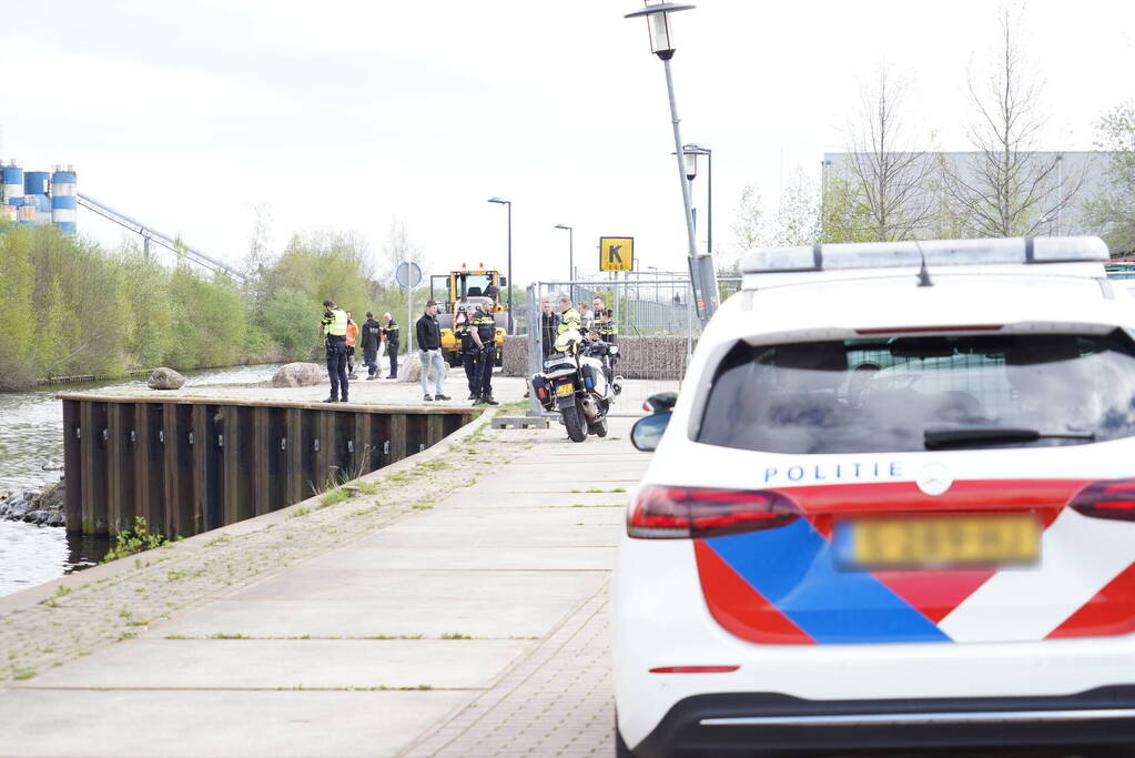 Grote inzet van hulpdiensten nadat auto te water raakt