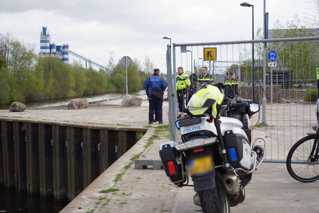 Grote inzet van hulpdiensten nadat auto te water raakt