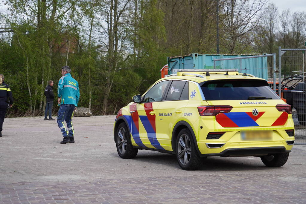 Grote inzet van hulpdiensten nadat auto te water raakt