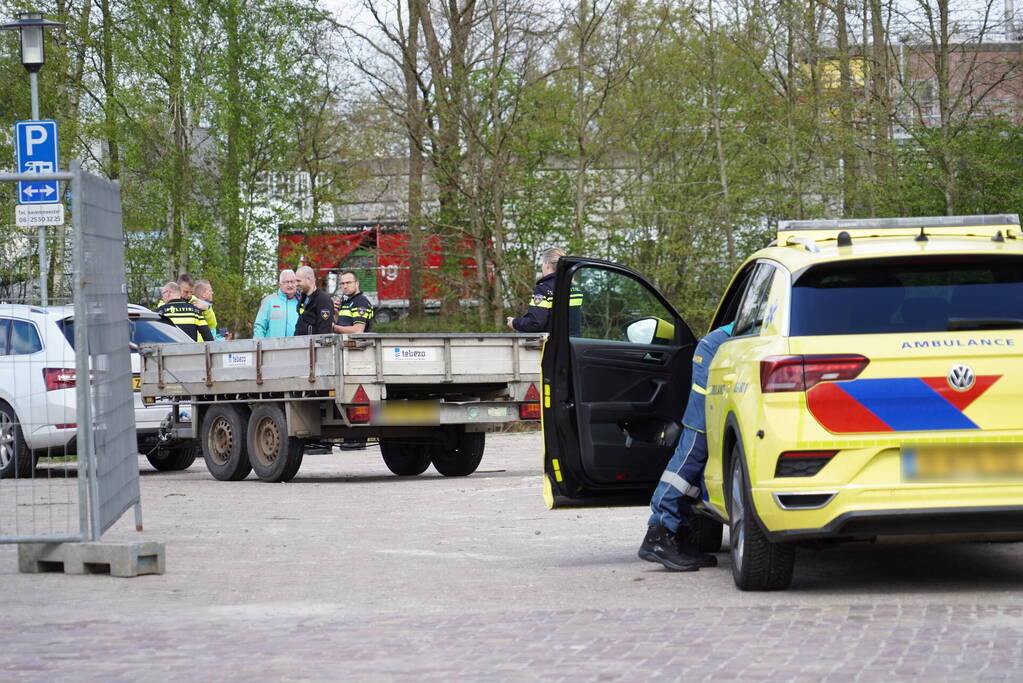 Grote inzet van hulpdiensten nadat auto te water raakt