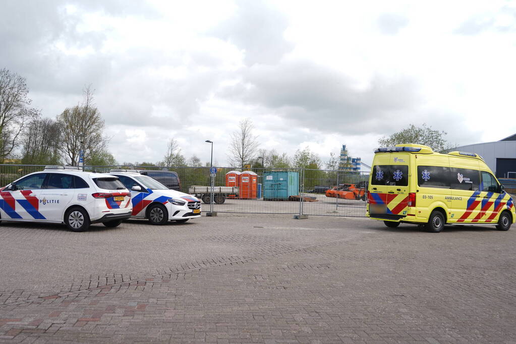 Grote inzet van hulpdiensten nadat auto te water raakt