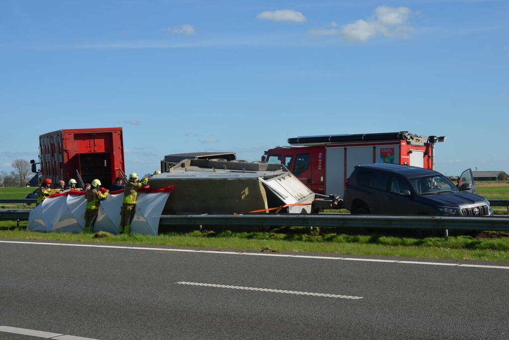 Koeien vast in gekantelde veewagen